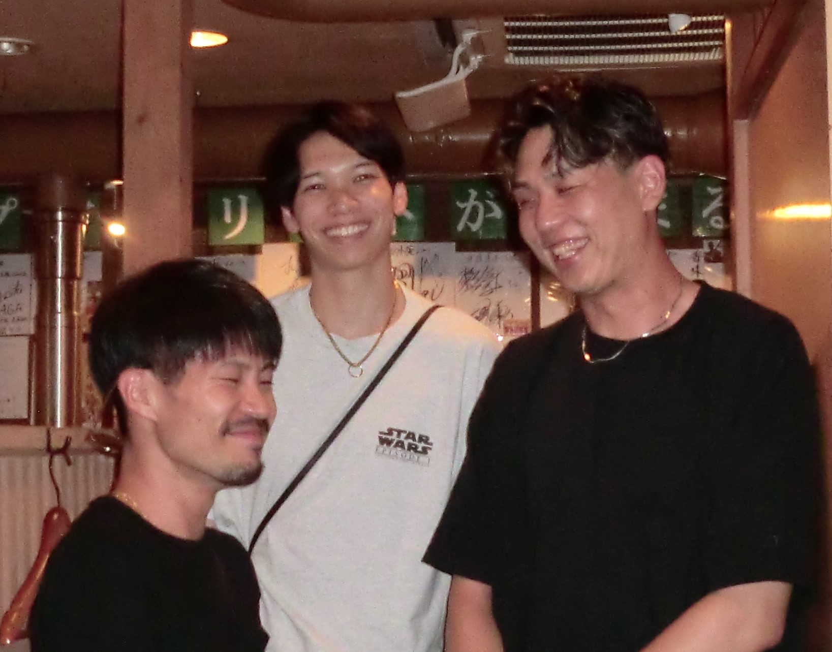 全日本男子バレーチームご再来店の記念写真