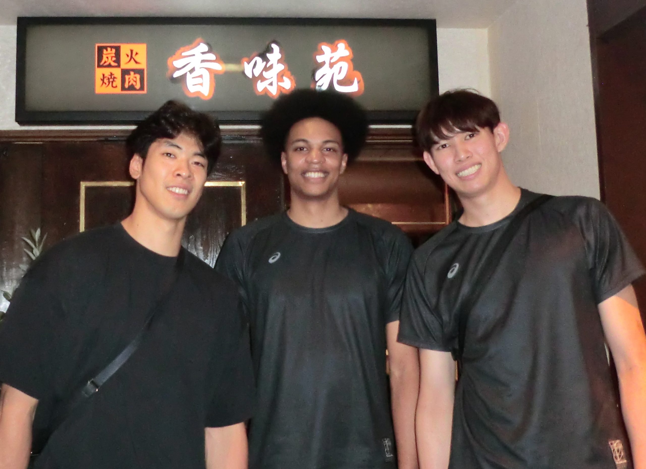 全日本男子バレーの宮浦選手、エバデダン選手、西山選手のご再来店写真